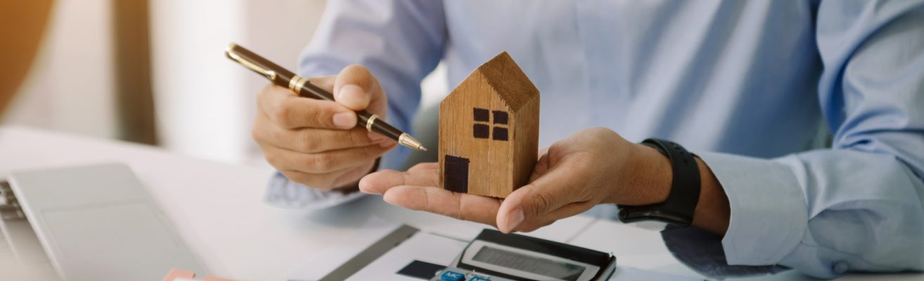 real-estate-broker-agent-presenting-and-consult-t-2023-12-13-00-48-51-utc